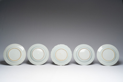 Neuf assiettes en porcelaine de Chine bleu et blanc et un plat famille rose &agrave; d&eacute;cor floral, Qianlong