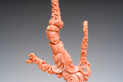 Guanyin en corail rouge sculpt&eacute;, Chine, 19&egrave;me/20&egrave;me si&egrave;cle