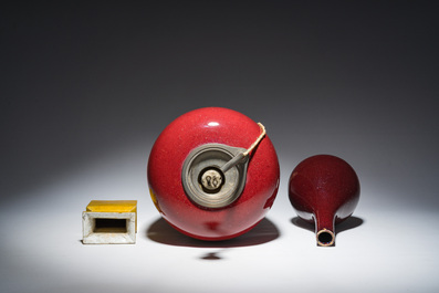 Trois vases en porcelaine monochrome jaune et sang-de-boeuf, un mont&eacute; en lampe, 19&egrave;me/20&egrave;me si&egrave;cle