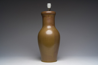 Vase en porcelaine de Chine 'teadust' monochrome mont&eacute; en lampe, 18&egrave;me/19&egrave;me si&egrave;cle