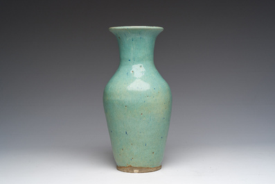 Vase en gr&egrave;s monochrome turquoise mont&eacute; en lampe, Chine, 19&egrave;me/20&egrave;me si&egrave;cle