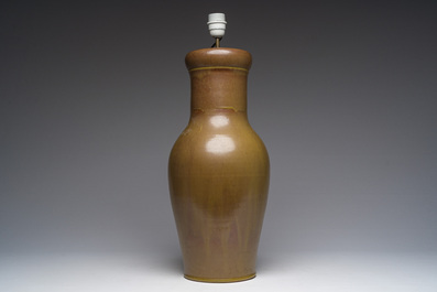 Vase en porcelaine de Chine 'teadust' monochrome mont&eacute; en lampe, 18&egrave;me/19&egrave;me si&egrave;cle