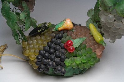 Cesare Toso (20&egrave;me si&egrave;cle): Lampe de table en forme de panier de raisin entour&eacute; de vignes en verre de Murano, Italie