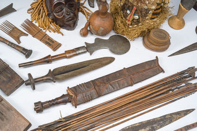 Vaste collection d'objets africains, e.a. des masques, des armes, des r&eacute;cipients et des ustensiles, 20&egrave;me si&egrave;cle