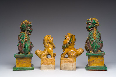 Deux paires de sculptures de lions bouddhistes en gr&egrave;s &eacute;maill&eacute; sancai, Chine, 19&egrave;me si&egrave;cle