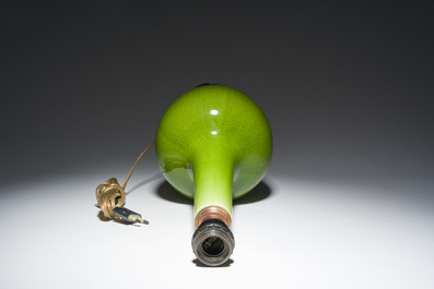 Vase balustre en porcelaine monochrome verte mont&eacute; en lampe, Chine, 20&egrave;me si&egrave;cle