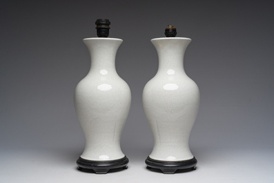 Paire de vases en porcelaine de Chine blanche monochrome craquel&eacute;e mont&eacute;s en lampe, 20&egrave;me si&egrave;cle