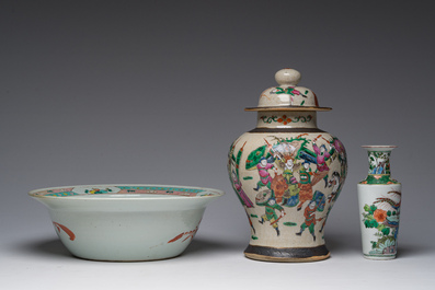 Collection vari&eacute;e en porcelaine de Chine famille rose et verte &agrave; d&eacute;cor de sc&egrave;nes anim&eacute;es et d'oiseaux parmi des branches fleuries, 19&egrave;me/20&egrave;me si&egrave;cle