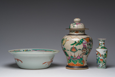 Een gevarieerde collectie Chinees famille rose en verte porselein met geanimeerde sc&egrave;nes en vogels tussen bloesemtakken, 19de/20ste eeuw