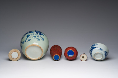 Collection vari&eacute;e en porcelaine de Chine bleu, blanc, famille rose et de style Imari et deux vases en laque rouge, Qianlong et post&eacute;rieur