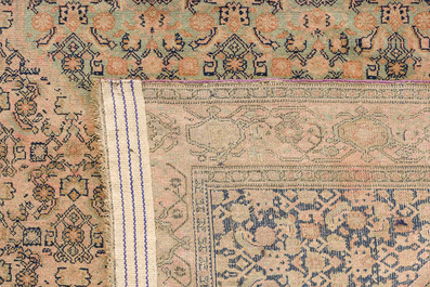 Tapis oriental de type Senneh &agrave; d&eacute;cor floral, laine sur coton, premi&egrave;re moiti&eacute; du 20&egrave;me si&egrave;cle