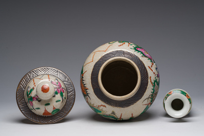 Collection vari&eacute;e en porcelaine de Chine famille rose et verte &agrave; d&eacute;cor de sc&egrave;nes anim&eacute;es et d'oiseaux parmi des branches fleuries, 19&egrave;me/20&egrave;me si&egrave;cle