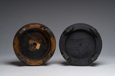 Paire de vases &agrave; d&eacute;cor de sc&egrave;nes de palais et trois assiettes &agrave; d&eacute;cor floral en porcelaine de Chine famille rose, Qianlong et post&eacute;rieur