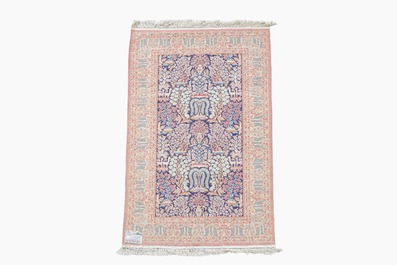 Tapis de style Hereke &agrave; d&eacute;cor floral, soie sur coton, Chine, 20&egrave;me si&egrave;cle