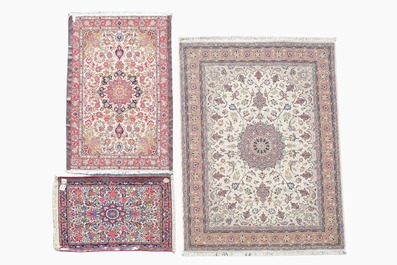 Trois tapis orientaux &agrave; d&eacute;cor floral, Tabriz, Kashan et Saroukh, laine sur coton, 20&egrave;me si&egrave;cle