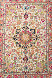Trois tapis orientaux &agrave; d&eacute;cor floral, Tabriz, Kashan et Saroukh, laine sur coton, 20&egrave;me si&egrave;cle