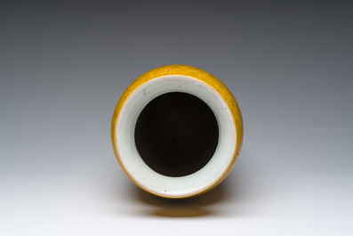 Vase de forme rouleau en porcelaine de Chine monochrome jaune &agrave; d&eacute;cor incis&eacute; de ph&eacute;nix, 19&egrave;me si&egrave;cle