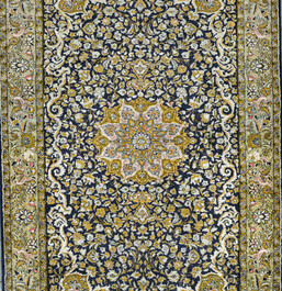 Tapis oriental en soie de type Qom (Qum/Ghom) &agrave; d&eacute;cor floral, 20&egrave;me si&egrave;cle