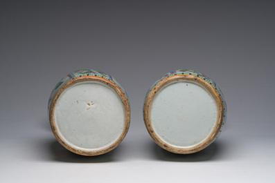 Paire de vases &agrave; d&eacute;cor de sc&egrave;nes de palais et trois assiettes &agrave; d&eacute;cor floral en porcelaine de Chine famille rose, Qianlong et post&eacute;rieur