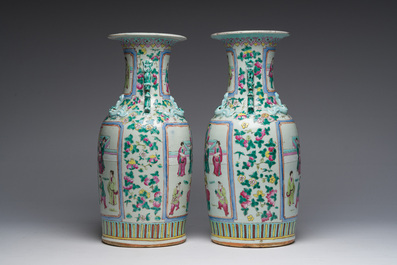 Paire de vases &agrave; d&eacute;cor de sc&egrave;nes de palais et trois assiettes &agrave; d&eacute;cor floral en porcelaine de Chine famille rose, Qianlong et post&eacute;rieur
