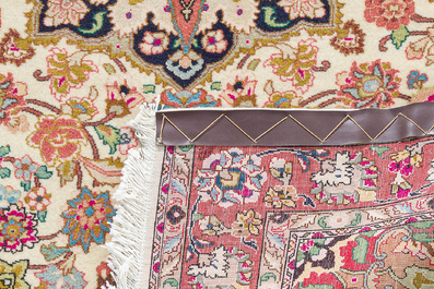Trois tapis orientaux &agrave; d&eacute;cor floral, Tabriz, Kashan et Saroukh, laine sur coton, 20&egrave;me si&egrave;cle