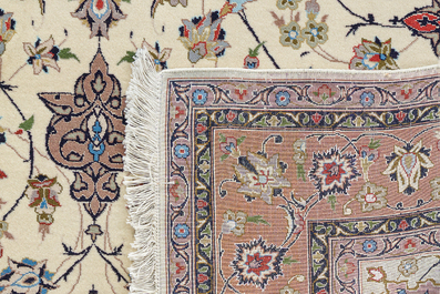 Trois tapis orientaux &agrave; d&eacute;cor floral, Tabriz, Kashan et Saroukh, laine sur coton, 20&egrave;me si&egrave;cle