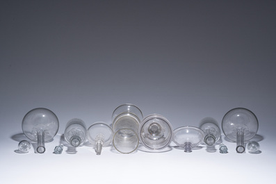 Collection vari&eacute;e de huit carafes et deux bonbonni&egrave;res en verre et cristal, 19&egrave;me/20&egrave;me si&egrave;cle