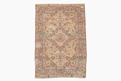 Tapis oriental de type Kerman (Kirman) &agrave; d&eacute;cor floral, laine sur coton, 19&egrave;me si&egrave;cle