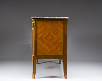 Commode de style Transition en marqueterie et bronze dor&eacute; surmont&eacute;e d'une tablette en marbre rouge, France, 19&egrave;me/20&egrave;me si&egrave;cle