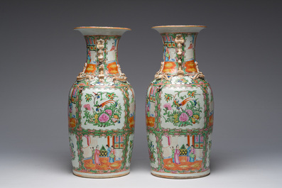 Een paar Chinese Kanton famille rose vazen met paleissc&egrave;nes en floraal decor, 19de eeuw