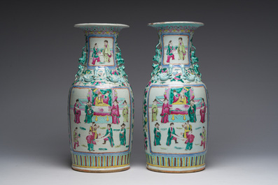 Paire de vases &agrave; d&eacute;cor de sc&egrave;nes de palais et trois assiettes &agrave; d&eacute;cor floral en porcelaine de Chine famille rose, Qianlong et post&eacute;rieur