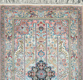 Tapis de style Hereke en soie &agrave; d&eacute;cor floral et d'oiseaux, Chine, 20&egrave;me si&egrave;cle