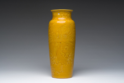 Vase de forme rouleau en porcelaine de Chine monochrome jaune &agrave; d&eacute;cor incis&eacute; de ph&eacute;nix, 19&egrave;me si&egrave;cle