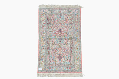 Tapis de style Hereke en soie &agrave; d&eacute;cor d'oiseaux parmi des branches fleuries, Chine, 20&egrave;me si&egrave;cle