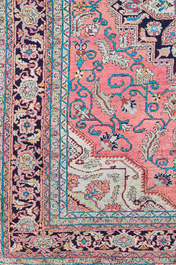 Tapis oriental de type Tabriz en soie &agrave; d&eacute;cor Heriz, 20&egrave;me si&egrave;cle
