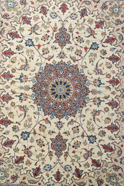 Trois tapis orientaux &agrave; d&eacute;cor floral, Tabriz, Kashan et Saroukh, laine sur coton, 20&egrave;me si&egrave;cle