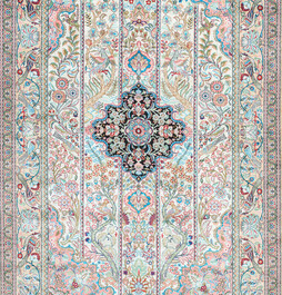 Tapis de style Hereke en soie &agrave; d&eacute;cor floral et d'oiseaux, Chine, 20&egrave;me si&egrave;cle