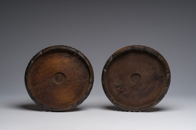 Een paar Chinese Kanton famille rose vazen met paleissc&egrave;nes en floraal decor, 19de eeuw