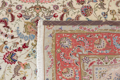 Tapis oriental de type Tabriz &agrave; d&eacute;cor floral, laine, coton et soie, 20&egrave;me si&egrave;cle