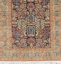 Tapis de style Hereke &agrave; d&eacute;cor floral, soie sur coton, Chine, 20&egrave;me si&egrave;cle