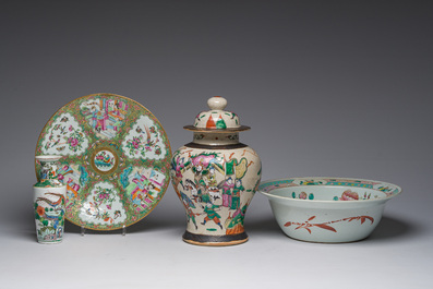 Een gevarieerde collectie Chinees famille rose en verte porselein met geanimeerde sc&egrave;nes en vogels tussen bloesemtakken, 19de/20ste eeuw