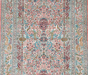 Tapis de style Hereke en soie &agrave; d&eacute;cor d'oiseaux parmi des branches fleuries, Chine, 20&egrave;me si&egrave;cle