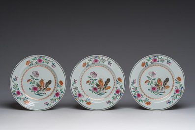 Six assiettes en porcelaine de Chine famille rose &agrave; d&eacute;cor floral, Qianlong