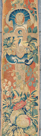 Fragment d'une tapisserie murale &agrave; d&eacute;cor floral, de fruits et de mascarons, Flandres, 17&egrave;me si&egrave;cle