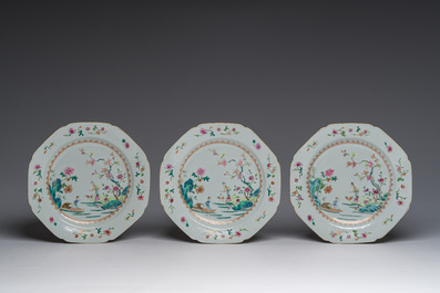 Six assiettes en porcelaine de Chine famille rose &agrave; d&eacute;cor de paysage fluvial anim&eacute;, Qianlong