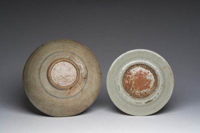 Deux plats en porcelaine de Chine bleu, blanc et polychrome dite 'de Swatow' &agrave; d&eacute;cor floral, Ming