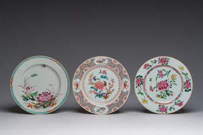 Paire de vases &agrave; d&eacute;cor de sc&egrave;nes de palais et trois assiettes &agrave; d&eacute;cor floral en porcelaine de Chine famille rose, Qianlong et post&eacute;rieur