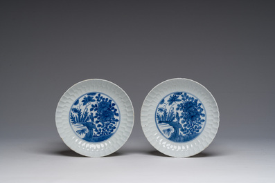 Cinq assiettes en porcelaine de Chine bleu &agrave; blanc &agrave; d&eacute;cor d'oiseau parmi des branches fleuries &agrave; la mani&egrave;re de Wanli, marque de Chenghua, 20&egrave;me s.