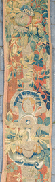 Fragment d'une tapisserie murale &agrave; d&eacute;cor floral, de fruits et de mascarons, Flandres, 17&egrave;me si&egrave;cle