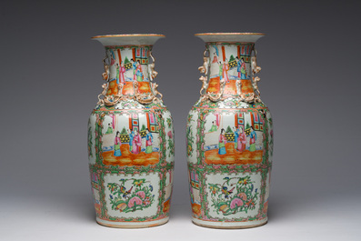 Een paar Chinese Kanton famille rose vazen met paleissc&egrave;nes en floraal decor, 19de eeuw